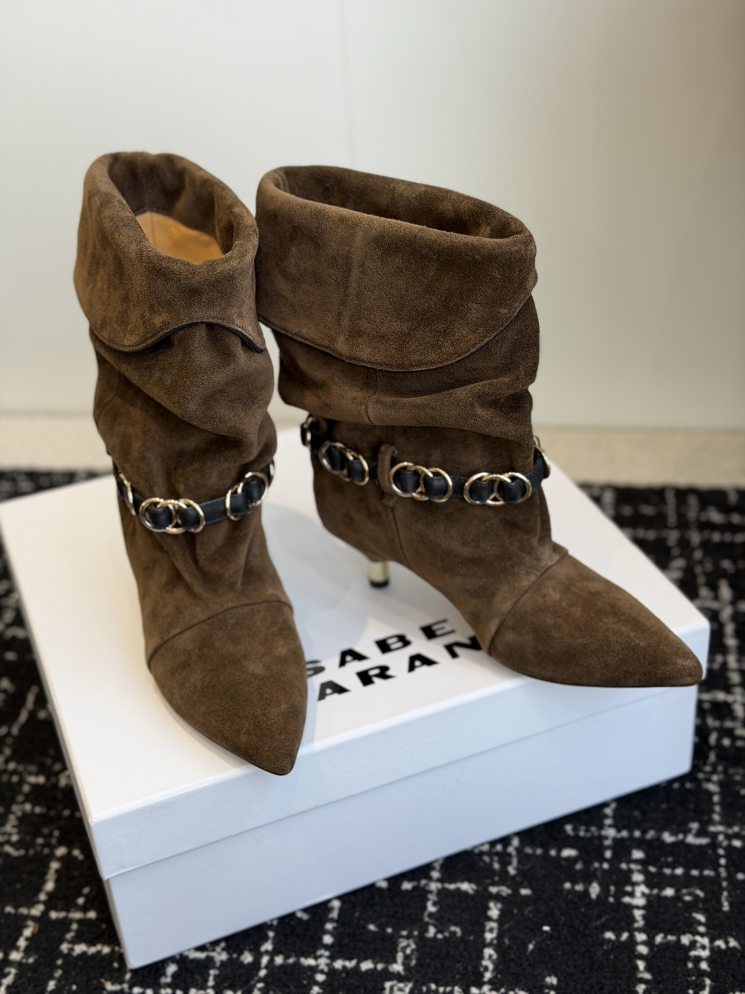 代购级 Isabel Marant 伊莎贝尔 26ss 尖头细跟短靴 一脚蹬细跟短靴,金属环扣点缀短靴腰身,时尚感满满 代购级 Isabel Marant 伊莎贝尔 26ss 尖头细跟短靴 一脚蹬细跟短靴,金属环扣点缀短靴腰身,时尚感满满