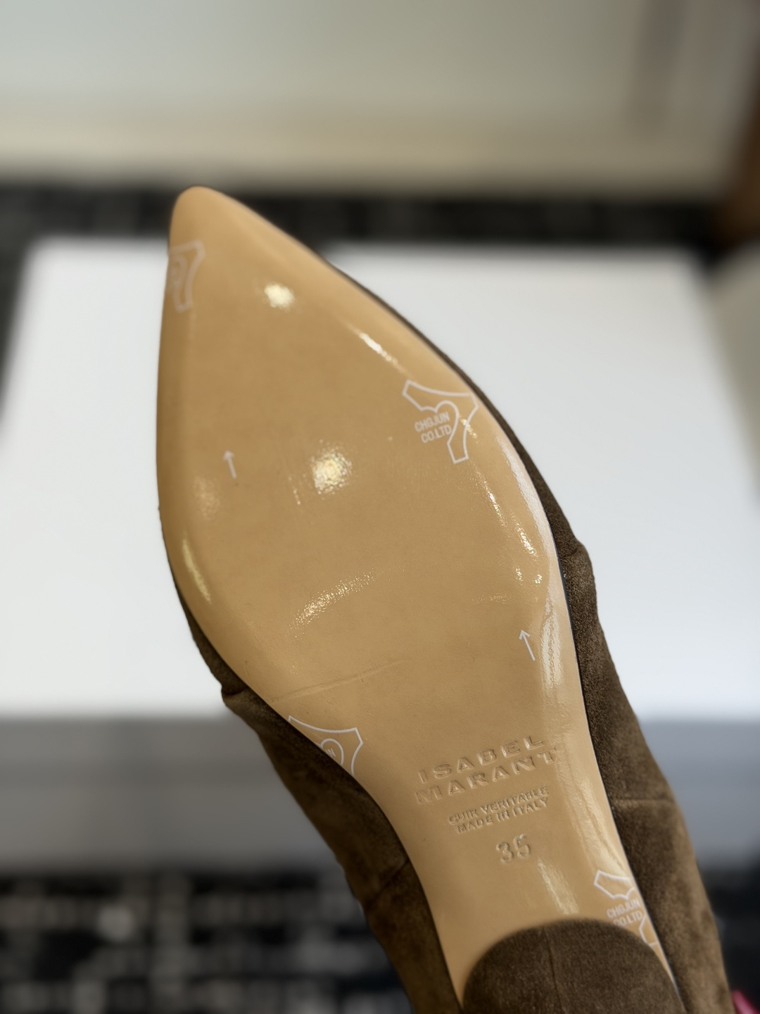 代购级 Isabel Marant 伊莎贝尔 26ss 尖头细跟短靴 一脚蹬细跟短靴,金属环扣点缀短靴腰身,时尚感满满 代购级 Isabel Marant 伊莎贝尔 26ss 尖头细跟短靴 一脚蹬细跟短靴,金属环扣点缀短靴腰身,时尚感满满