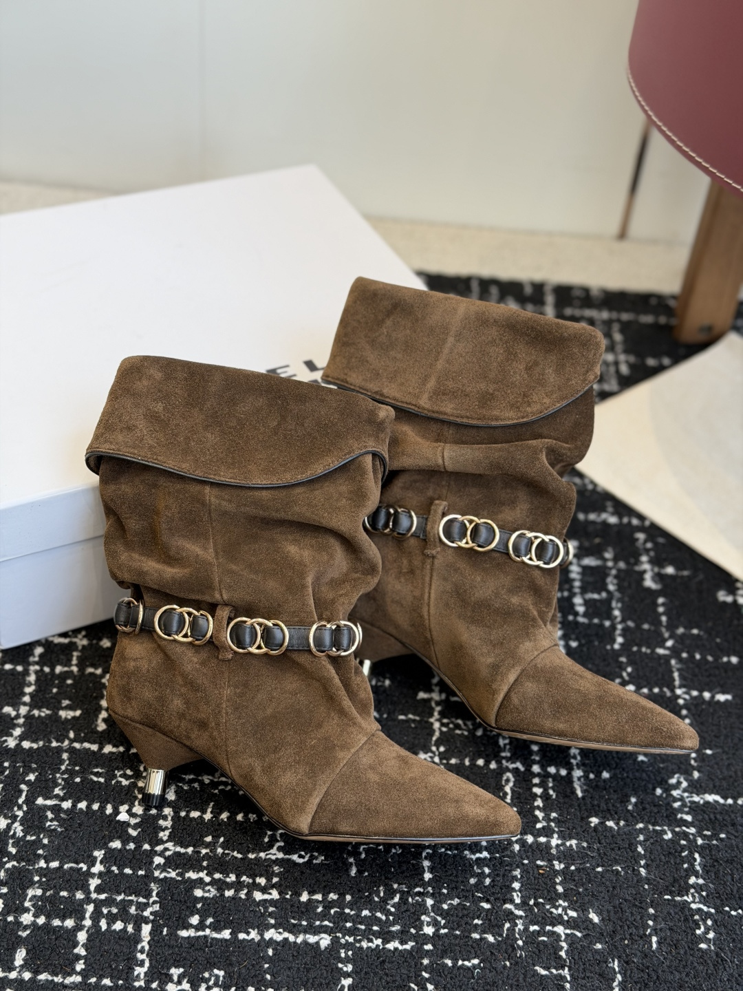 代购级 Isabel Marant 伊莎贝尔 26ss 尖头细跟短靴 一脚蹬细跟短靴,金属环扣点缀短靴腰身,时尚感满满 代购级 Isabel Marant 伊莎贝尔 26ss 尖头细跟短靴 一脚蹬细跟短靴,金属环扣点缀短靴腰身,时尚感满满