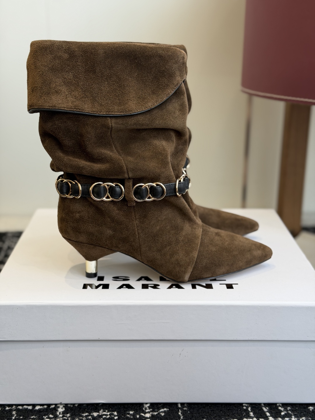 代购级 Isabel Marant 伊莎贝尔 26ss 尖头细跟短靴 一脚蹬细跟短靴,金属环扣点缀短靴腰身,时尚感满满 代购级 Isabel Marant 伊莎贝尔 26ss 尖头细跟短靴 一脚蹬细跟短靴,金属环扣点缀短靴腰身,时尚感满满