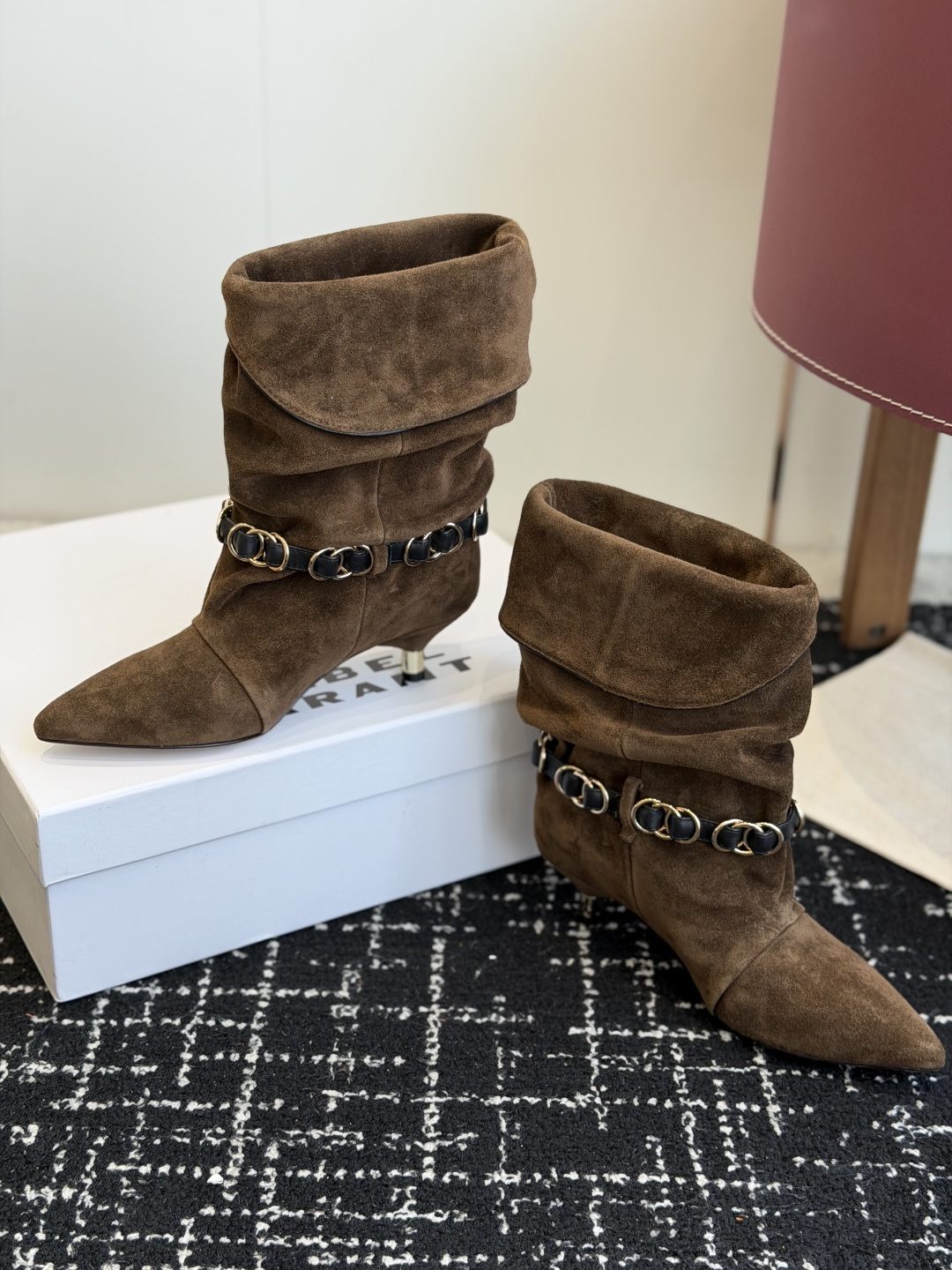 代购级 Isabel Marant 伊莎贝尔 26ss 尖头细跟短靴 一脚蹬细跟短靴,金属环扣点缀短靴腰身,时尚感满满 代购级 Isabel Marant 伊莎贝尔 26ss 尖头细跟短靴 一脚蹬细跟短靴,金属环扣点缀短靴腰身,时尚感满满