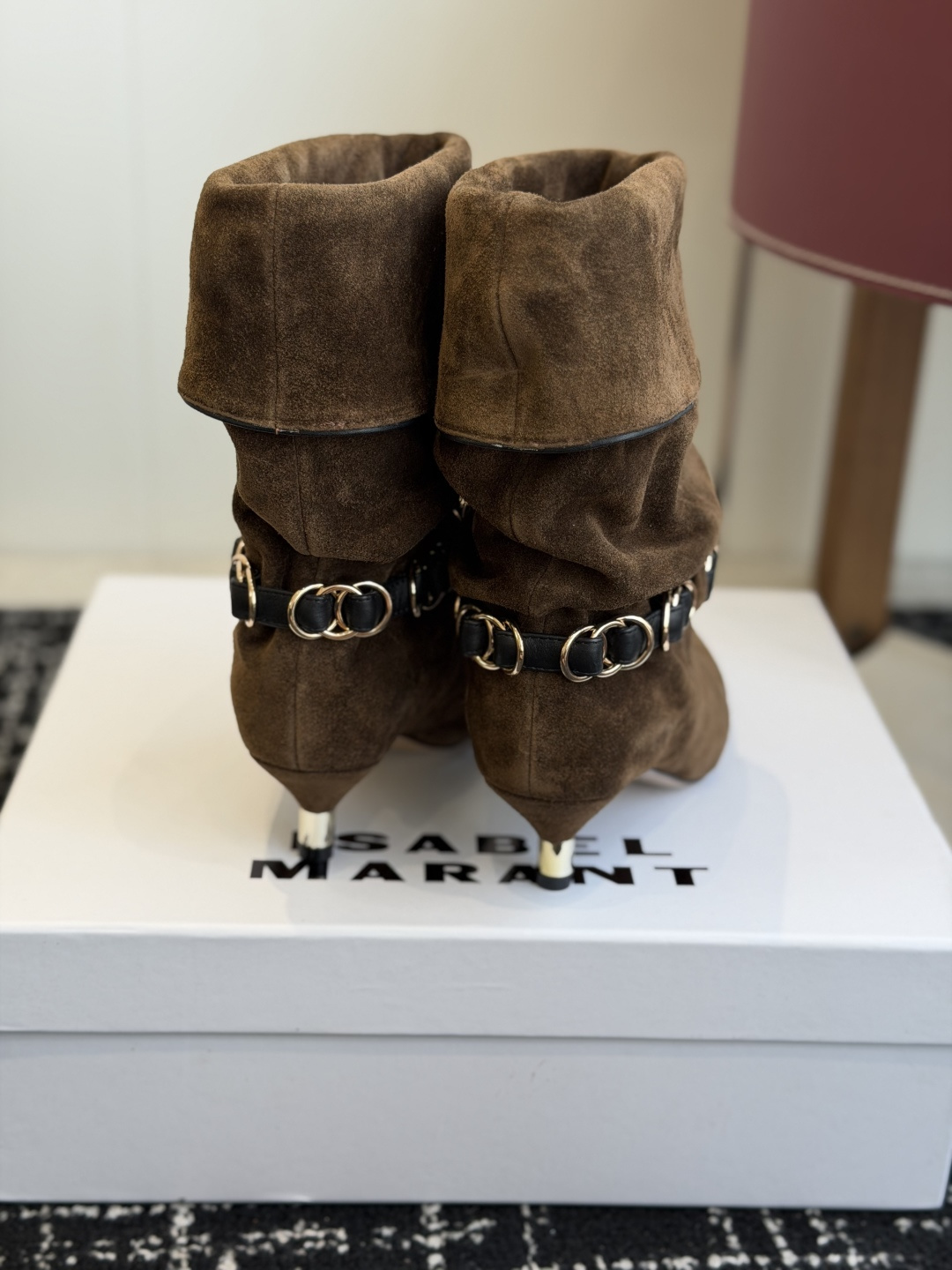 代购级 Isabel Marant 伊莎贝尔 26ss 尖头细跟短靴 一脚蹬细跟短靴,金属环扣点缀短靴腰身,时尚感满满 代购级 Isabel Marant 伊莎贝尔 26ss 尖头细跟短靴 一脚蹬细跟短靴,金属环扣点缀短靴腰身,时尚感满满