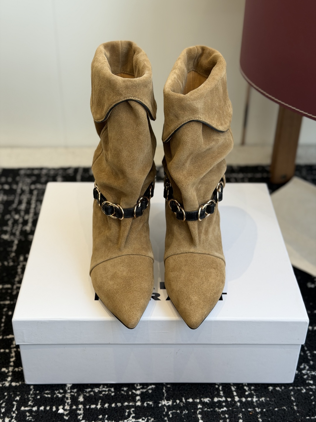 代购级 Isabel Marant 伊莎贝尔 26ss 尖头细跟短靴 一脚蹬细跟短靴,金属环扣点缀短靴腰身,时尚感满满 代购级 Isabel Marant 伊莎贝尔 26ss 尖头细跟短靴 一脚蹬细跟短靴,金属环扣点缀短靴腰身,时尚感满满