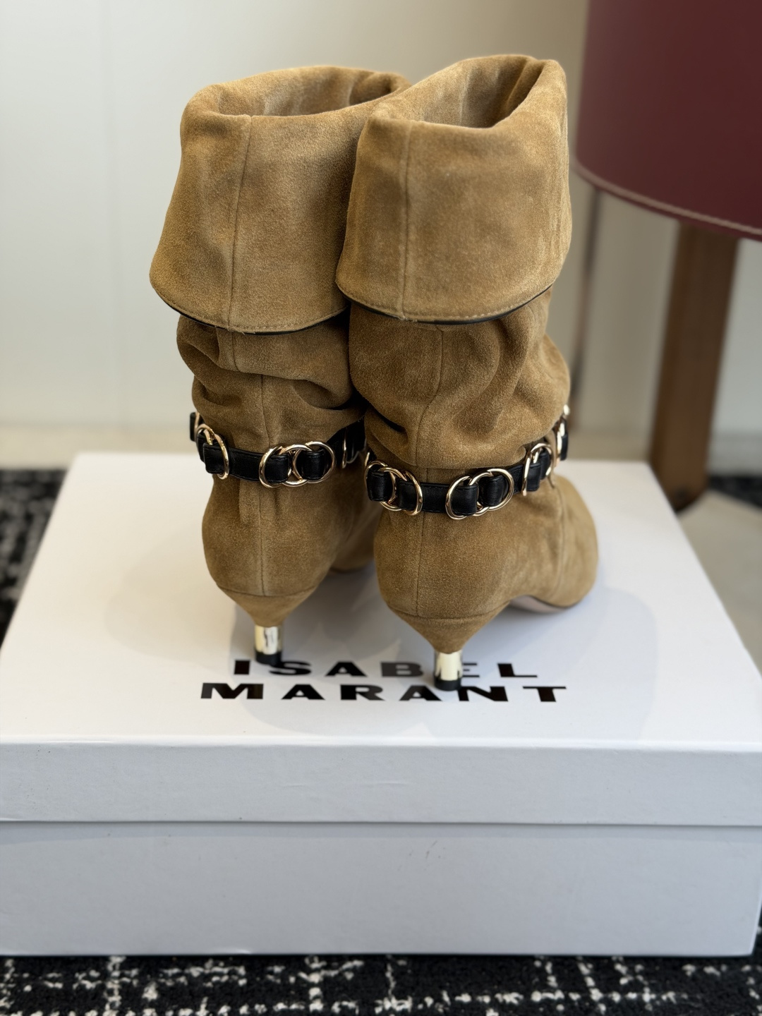 代购级 Isabel Marant 伊莎贝尔 26ss 尖头细跟短靴 一脚蹬细跟短靴,金属环扣点缀短靴腰身,时尚感满满 代购级 Isabel Marant 伊莎贝尔 26ss 尖头细跟短靴 一脚蹬细跟短靴,金属环扣点缀短靴腰身,时尚感满满