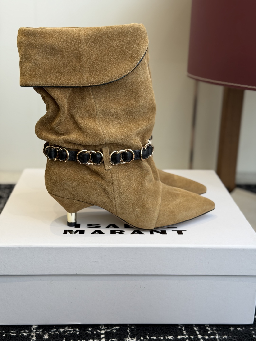 代购级 Isabel Marant 伊莎贝尔 26ss 尖头细跟短靴 一脚蹬细跟短靴,金属环扣点缀短靴腰身,时尚感满满 代购级 Isabel Marant 伊莎贝尔 26ss 尖头细跟短靴 一脚蹬细跟短靴,金属环扣点缀短靴腰身,时尚感满满