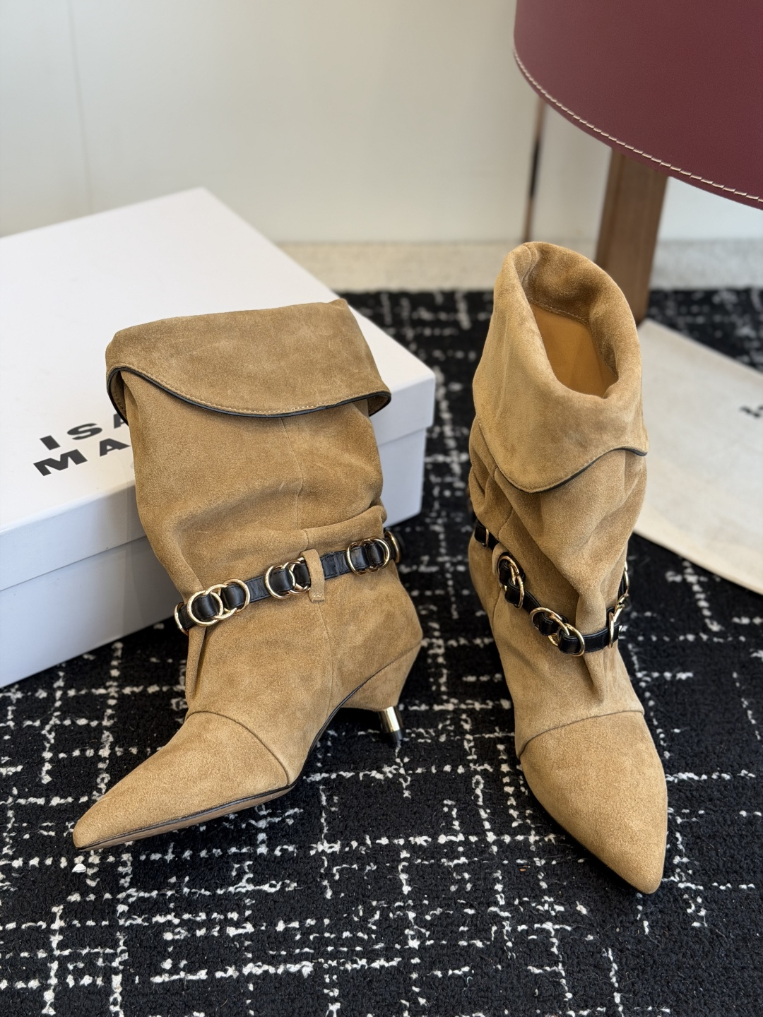 代购级 Isabel Marant 伊莎贝尔 26ss 尖头细跟短靴 一脚蹬细跟短靴,金属环扣点缀短靴腰身,时尚感满满 代购级 Isabel Marant 伊莎贝尔 26ss 尖头细跟短靴 一脚蹬细跟短靴,金属环扣点缀短靴腰身,时尚感满满
