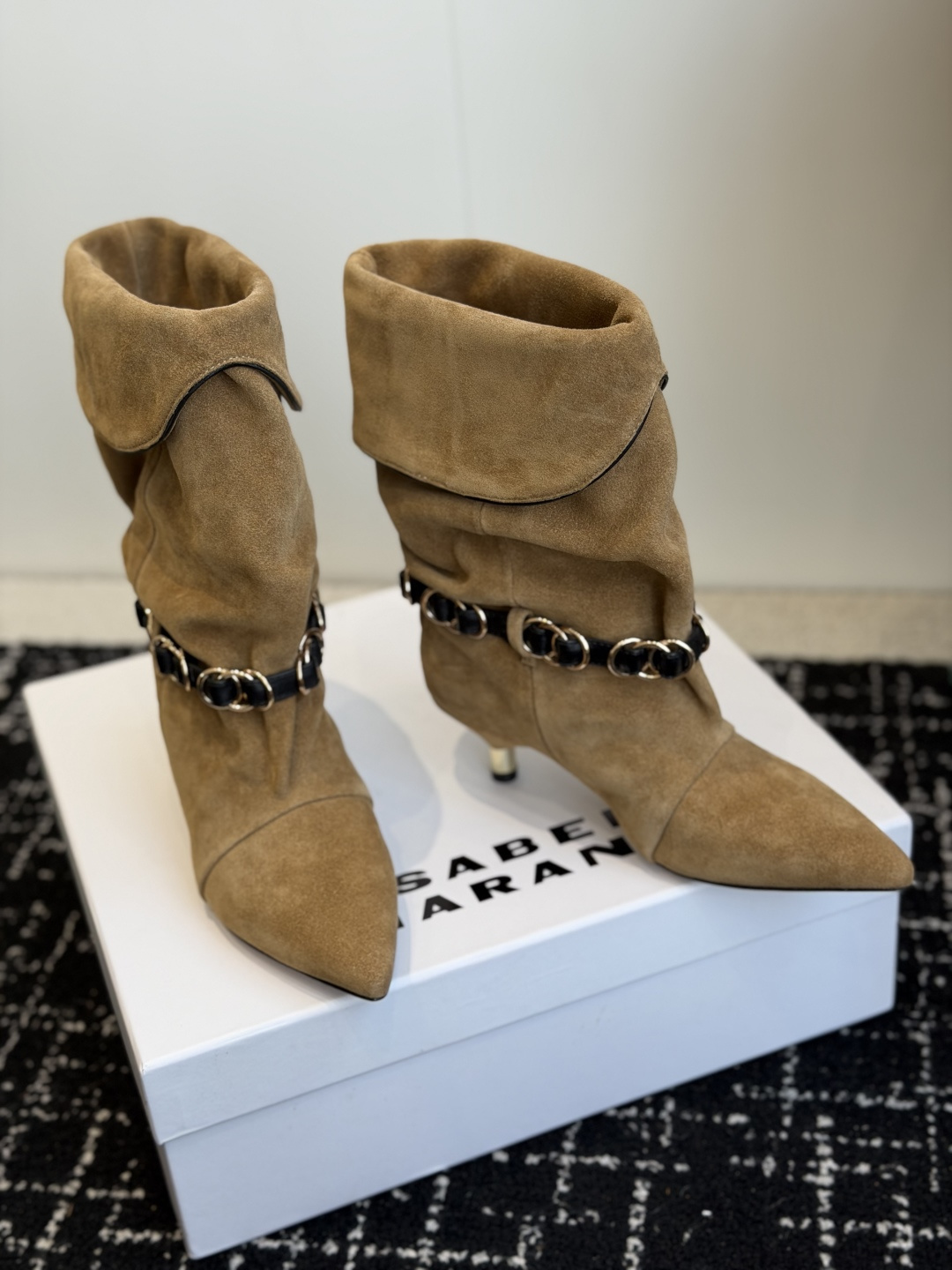代购级 Isabel Marant 伊莎贝尔 26ss 尖头细跟短靴 一脚蹬细跟短靴,金属环扣点缀短靴腰身,时尚感满满 代购级 Isabel Marant 伊莎贝尔 26ss 尖头细跟短靴 一脚蹬细跟短靴,金属环扣点缀短靴腰身,时尚感满满
