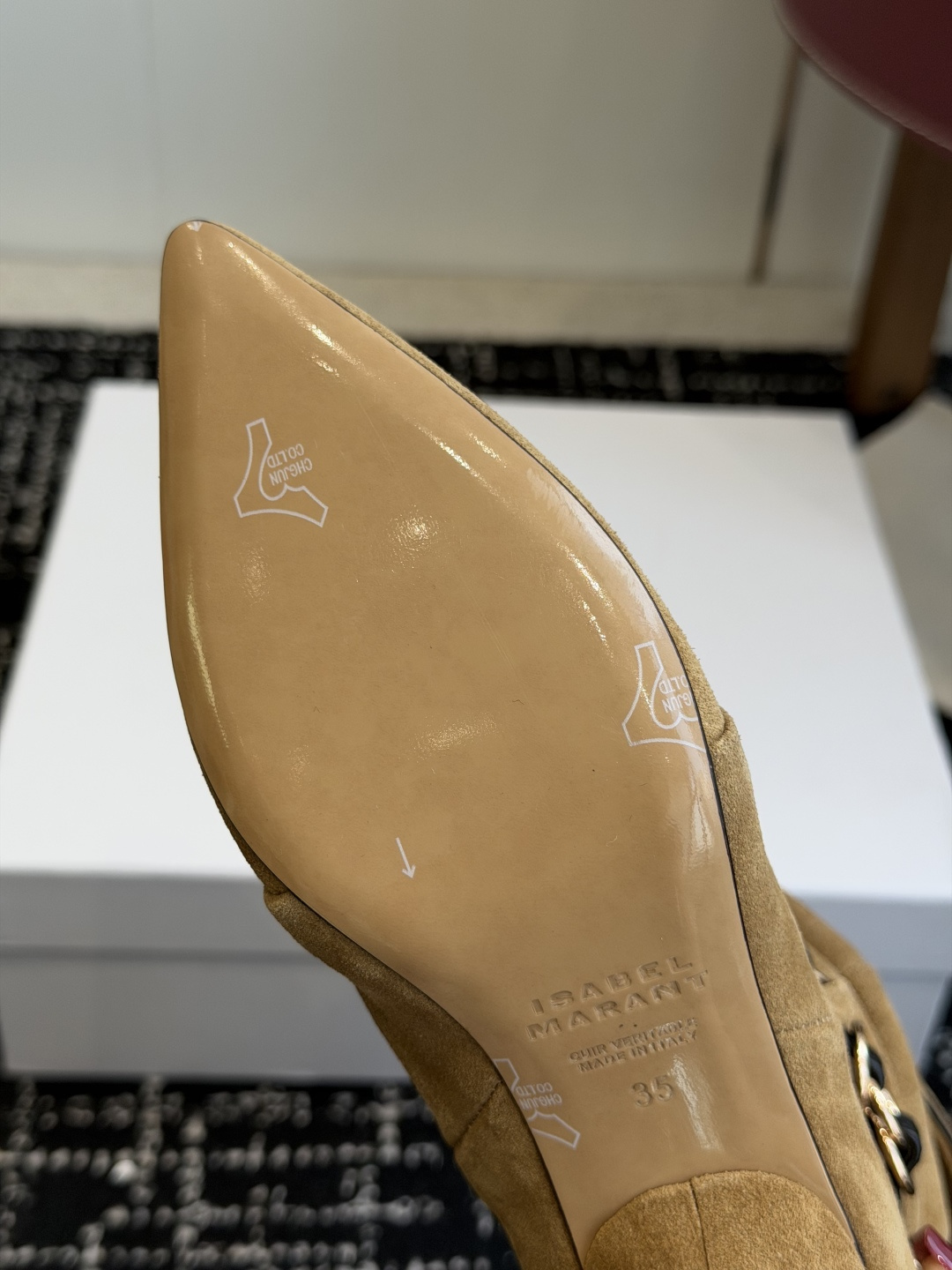 代购级 Isabel Marant 伊莎贝尔 26ss 尖头细跟短靴 一脚蹬细跟短靴,金属环扣点缀短靴腰身,时尚感满满 代购级 Isabel Marant 伊莎贝尔 26ss 尖头细跟短靴 一脚蹬细跟短靴,金属环扣点缀短靴腰身,时尚感满满