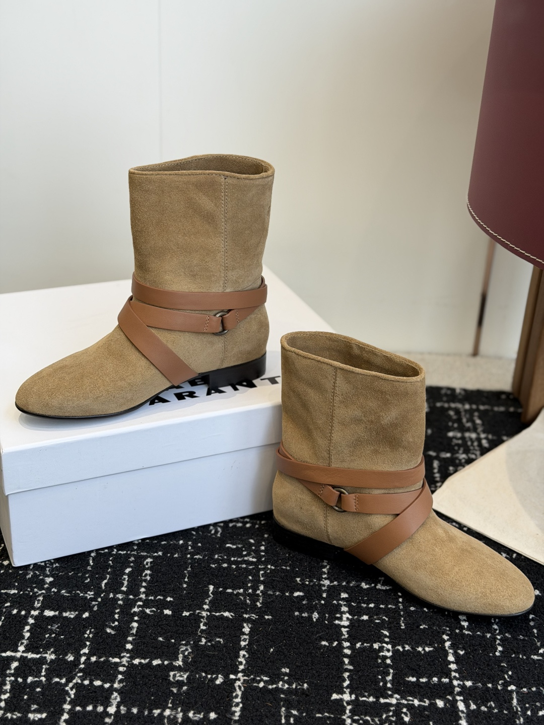 代购级 Isabel Marant 伊莎贝尔 26ss 少女感 一眼就心动 一脚蹬平底短靴 isabel mara 代购级 Isabel Marant 伊莎贝尔 26ss 少女感 一眼就心动 一脚蹬平底短靴 isabel mara