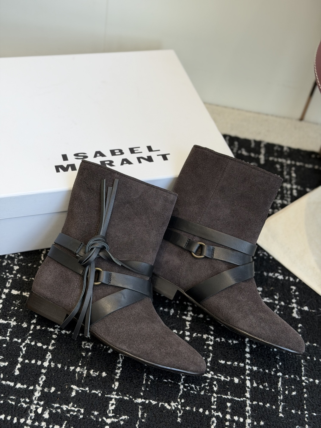 代购级 Isabel Marant 伊莎贝尔 26ss 少女感 一眼就心动 一脚蹬平底短靴 isabel mara 代购级 Isabel Marant 伊莎贝尔 26ss 少女感 一眼就心动 一脚蹬平底短靴 isabel mara