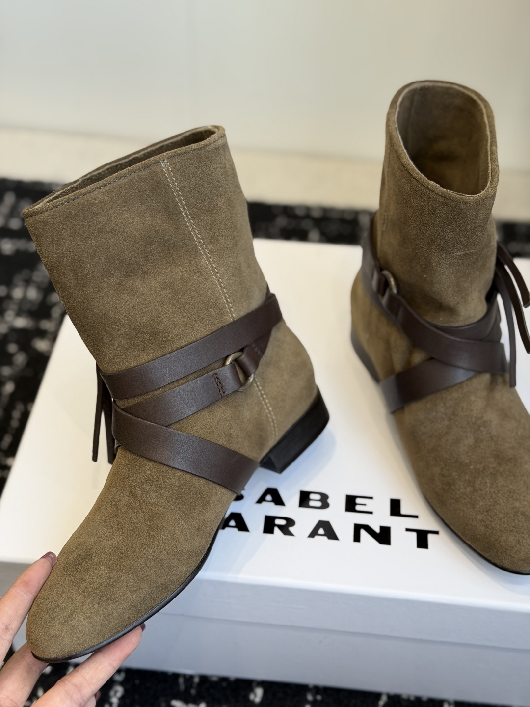 代购级 Isabel Marant 伊莎贝尔 26ss 少女感 一眼就心动 一脚蹬平底短靴 isabel mara 代购级 Isabel Marant 伊莎贝尔 26ss 少女感 一眼就心动 一脚蹬平底短靴 isabel mara