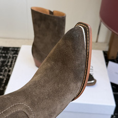 代购级 Celine 赛琳 26ss秋冬 复古粗跟 切尔西 尖头 铁扣短靴 塞琳这一季好看的款式真的是很多 比如这款军 代购级 Celine 赛琳 26ss秋冬 复古粗跟 切尔西 尖头 铁扣短靴 塞琳这一季好看的款式真的是很多 比如这款军