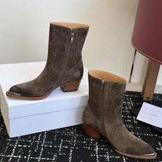 代购级 Celine 赛琳 26ss秋冬 复古粗跟 切尔西 尖头 铁扣短靴 塞琳这一季好看的款式真的是很多 比如这款军 代购级 Celine 赛琳 26ss秋冬 复古粗跟 切尔西 尖头 铁扣短靴 塞琳这一季好看的款式真的是很多 比如这款军