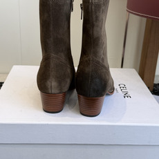 代购级 Celine 赛琳 26ss秋冬 复古粗跟 切尔西 尖头 铁扣短靴 塞琳这一季好看的款式真的是很多 比如这款军 代购级 Celine 赛琳 26ss秋冬 复古粗跟 切尔西 尖头 铁扣短靴 塞琳这一季好看的款式真的是很多 比如这款军