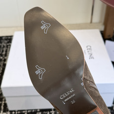 代购级 Celine 赛琳 26ss秋冬 复古粗跟 切尔西 尖头 铁扣短靴 塞琳这一季好看的款式真的是很多 比如这款军 代购级 Celine 赛琳 26ss秋冬 复古粗跟 切尔西 尖头 铁扣短靴 塞琳这一季好看的款式真的是很多 比如这款军