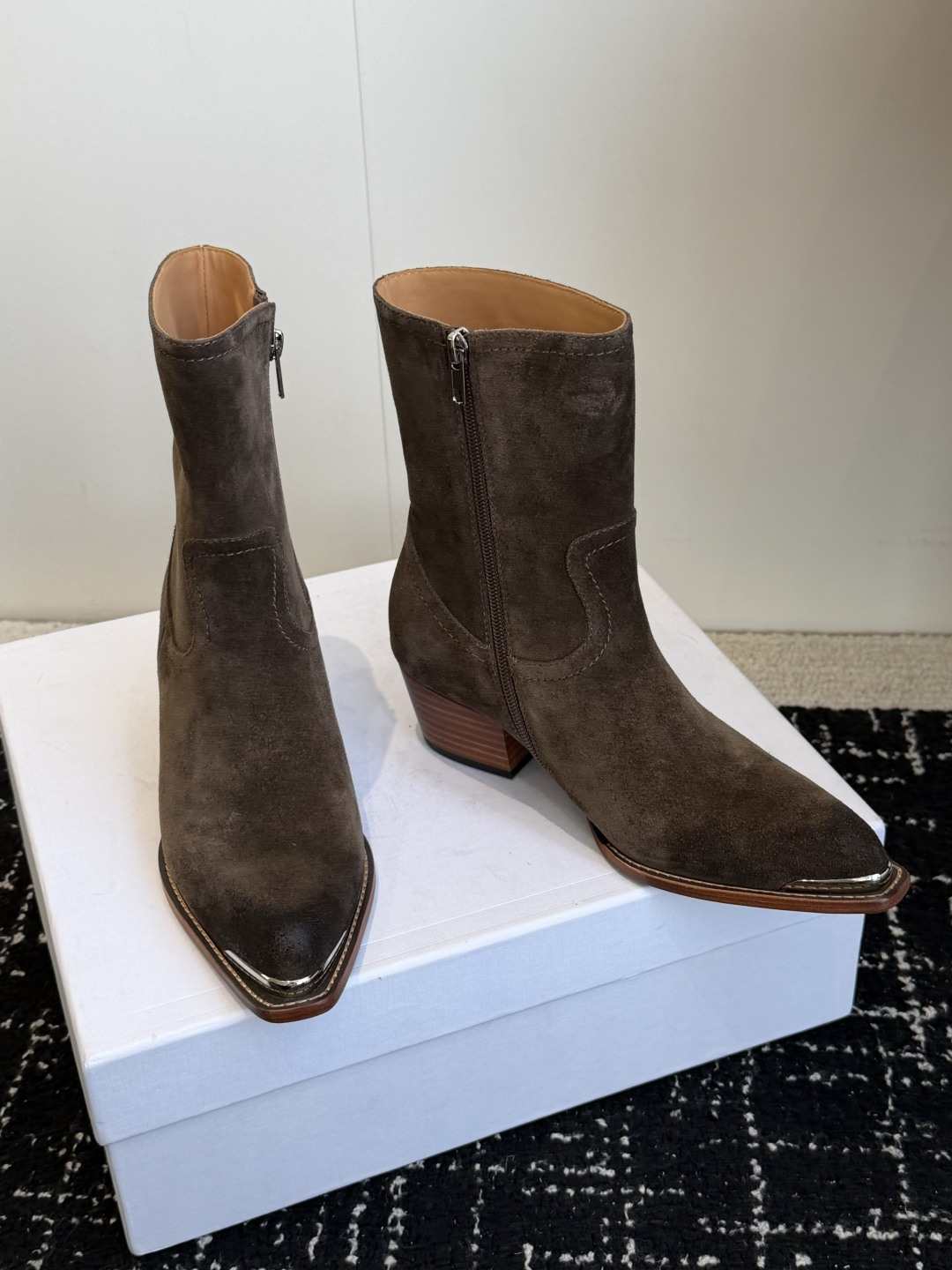 代购级 Celine 赛琳 26ss秋冬 复古粗跟 切尔西 尖头 铁扣短靴 塞琳这一季好看的款式真的是很多 比如这款军 代购级 Celine 赛琳 26ss秋冬 复古粗跟 切尔西 尖头 铁扣短靴 塞琳这一季好看的款式真的是很多 比如这款军