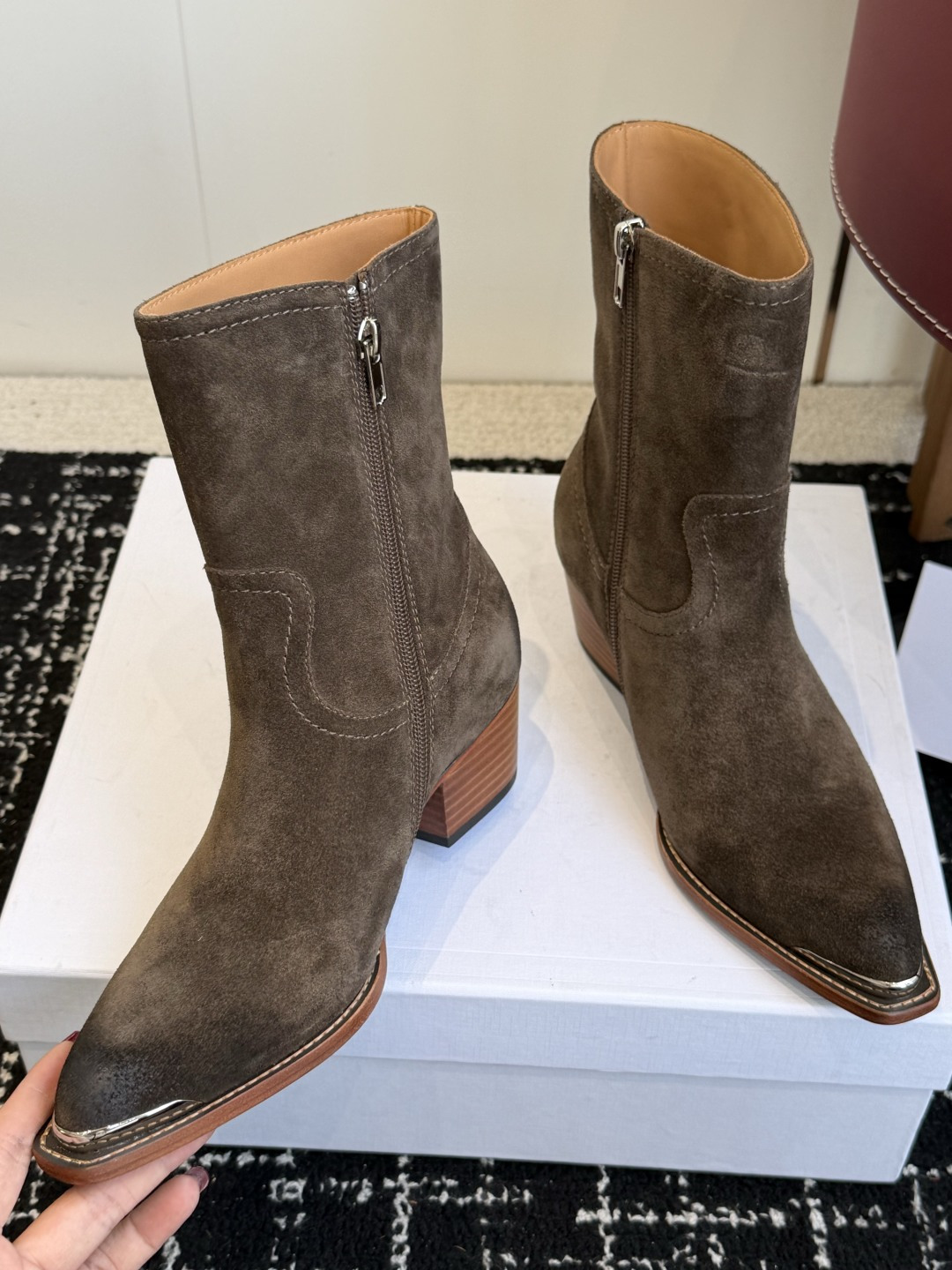 代购级 Celine 赛琳 26ss秋冬 复古粗跟 切尔西 尖头 铁扣短靴 塞琳这一季好看的款式真的是很多 比如这款军 代购级 Celine 赛琳 26ss秋冬 复古粗跟 切尔西 尖头 铁扣短靴 塞琳这一季好看的款式真的是很多 比如这款军