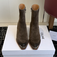代购级 Celine 赛琳 26ss秋冬 复古粗跟 切尔西 尖头 铁扣短靴 塞琳这一季好看的款式真的是很多 比如这款军 代购级 Celine 赛琳 26ss秋冬 复古粗跟 切尔西 尖头 铁扣短靴 塞琳这一季好看的款式真的是很多 比如这款军