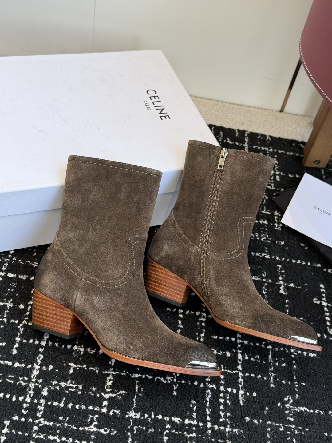 代购级 Celine 赛琳 26ss秋冬 复古粗跟 切尔西 尖头 铁扣短靴 塞琳这一季好看的款式真的是很多 比如这款军 代购级 Celine 赛琳 26ss秋冬 复古粗跟 切尔西 尖头 铁扣短靴 塞琳这一季好看的款式真的是很多 比如这款军