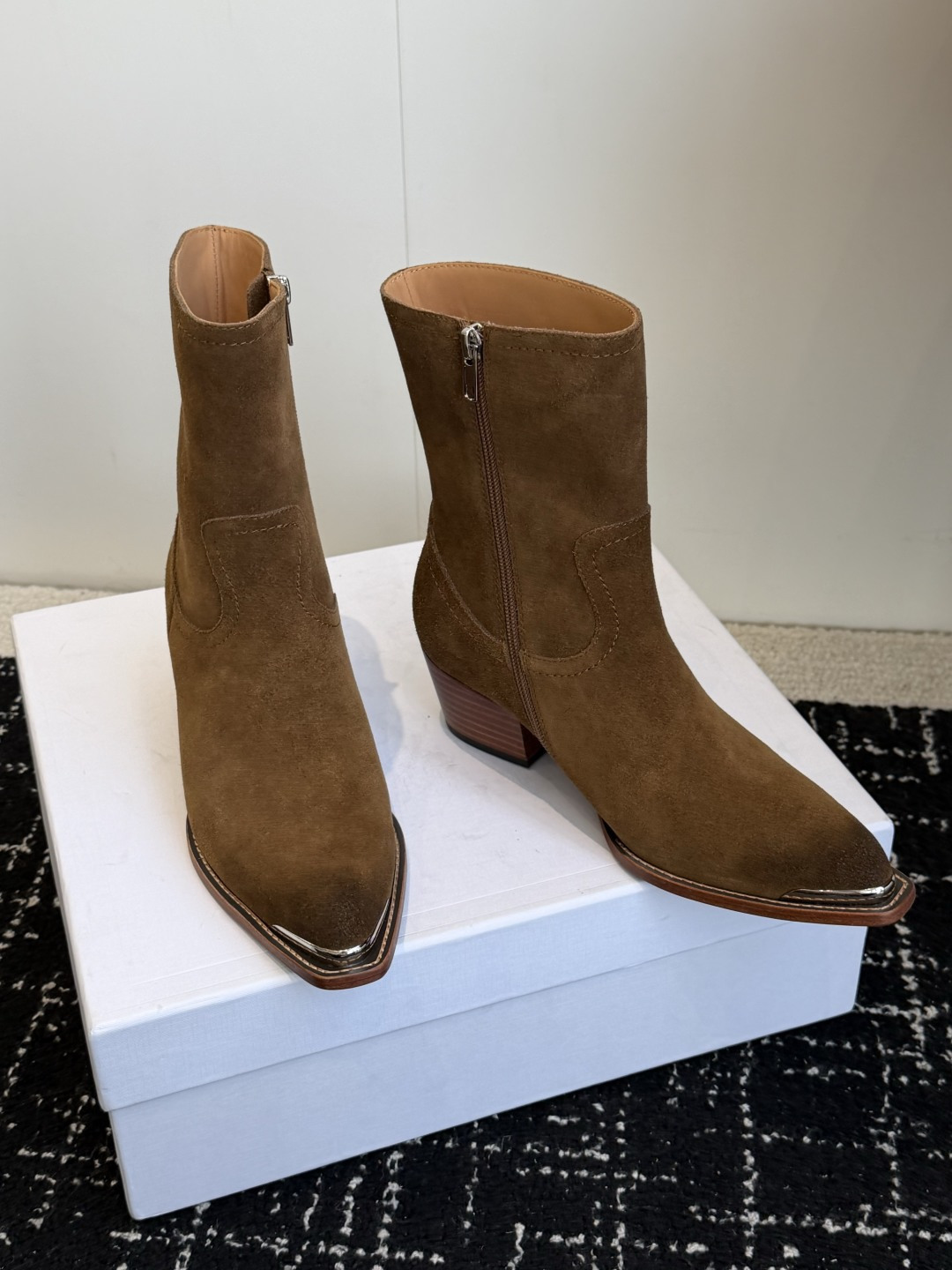 代购级 Celine 赛琳 26ss秋冬 复古粗跟 切尔西 尖头 铁扣短靴 塞琳这一季好看的款式真的是很多 比如这款军 代购级 Celine 赛琳 26ss秋冬 复古粗跟 切尔西 尖头 铁扣短靴 塞琳这一季好看的款式真的是很多 比如这款军