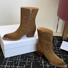 代购级 Celine 赛琳 26ss秋冬 复古粗跟 切尔西 尖头 铁扣短靴 塞琳这一季好看的款式真的是很多 比如这款军 代购级 Celine 赛琳 26ss秋冬 复古粗跟 切尔西 尖头 铁扣短靴 塞琳这一季好看的款式真的是很多 比如这款军