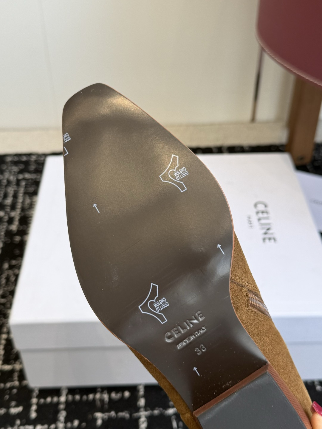 代购级 Celine 赛琳 26ss秋冬 复古粗跟 切尔西 尖头 铁扣短靴 塞琳这一季好看的款式真的是很多 比如这款军 代购级 Celine 赛琳 26ss秋冬 复古粗跟 切尔西 尖头 铁扣短靴 塞琳这一季好看的款式真的是很多 比如这款军