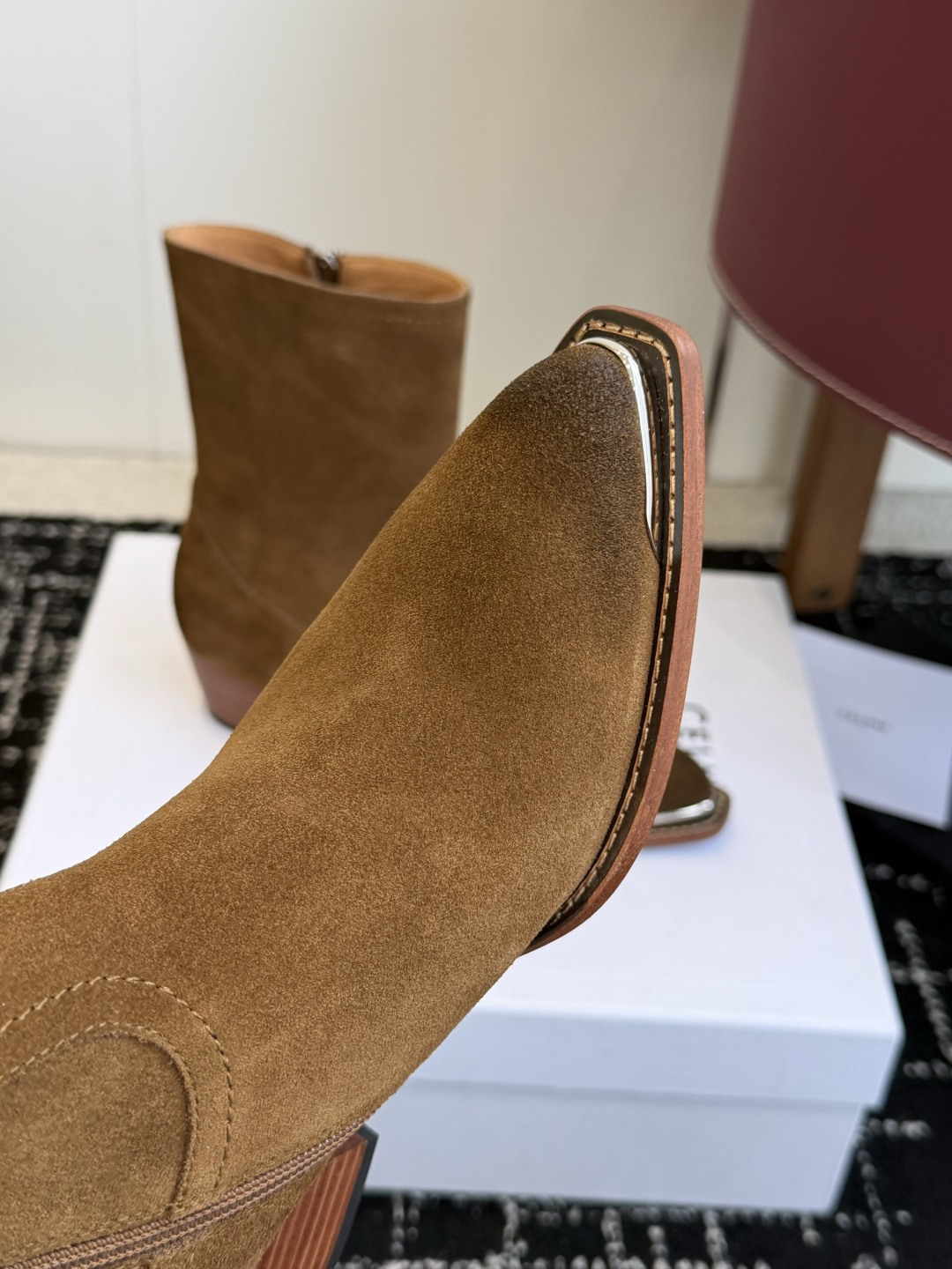 代购级 Celine 赛琳 26ss秋冬 复古粗跟 切尔西 尖头 铁扣短靴 塞琳这一季好看的款式真的是很多 比如这款军 代购级 Celine 赛琳 26ss秋冬 复古粗跟 切尔西 尖头 铁扣短靴 塞琳这一季好看的款式真的是很多 比如这款军