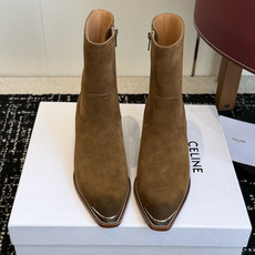 代购级 Celine 赛琳 26ss秋冬 复古粗跟 切尔西 尖头 铁扣短靴 塞琳这一季好看的款式真的是很多 比如这款军 代购级 Celine 赛琳 26ss秋冬 复古粗跟 切尔西 尖头 铁扣短靴 塞琳这一季好看的款式真的是很多 比如这款军