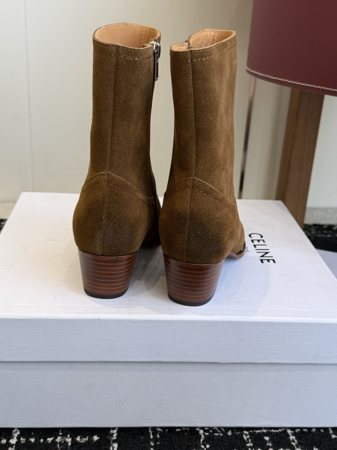 代购级 Celine 赛琳 26ss秋冬 复古粗跟 切尔西 尖头 铁扣短靴 塞琳这一季好看的款式真的是很多 比如这款军 代购级 Celine 赛琳 26ss秋冬 复古粗跟 切尔西 尖头 铁扣短靴 塞琳这一季好看的款式真的是很多 比如这款军