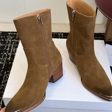代购级 Celine 赛琳 26ss秋冬 复古粗跟 切尔西 尖头 铁扣短靴 塞琳这一季好看的款式真的是很多 比如这款军 代购级 Celine 赛琳 26ss秋冬 复古粗跟 切尔西 尖头 铁扣短靴 塞琳这一季好看的款式真的是很多 比如这款军