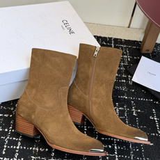 代购级 Celine 赛琳 26ss秋冬 复古粗跟 切尔西 尖头 铁扣短靴 塞琳这一季好看的款式真的是很多 比如这款军 代购级 Celine 赛琳 26ss秋冬 复古粗跟 切尔西 尖头 铁扣短靴 塞琳这一季好看的款式真的是很多 比如这款军