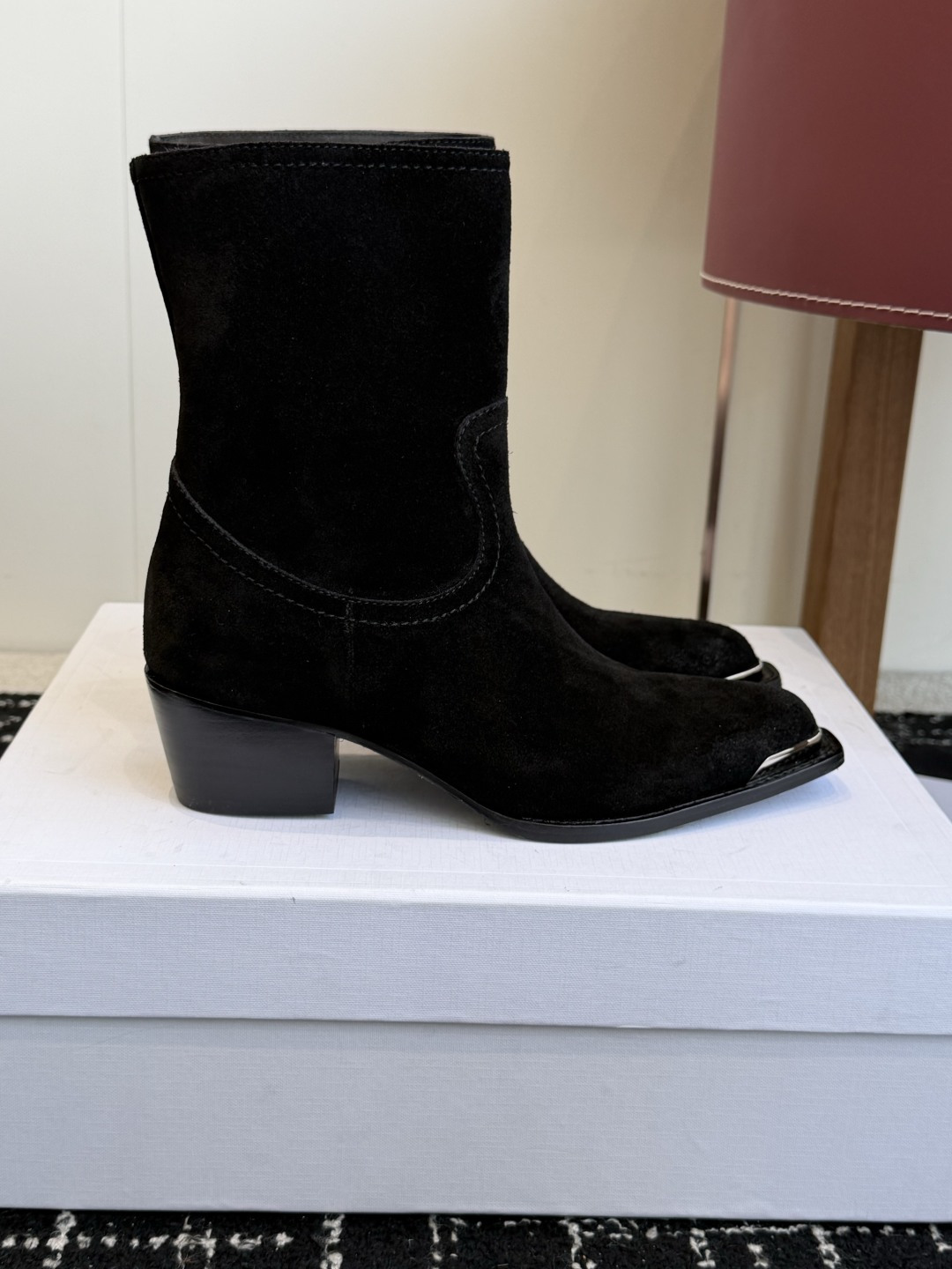 代购级 Celine 赛琳 26ss秋冬 复古粗跟 切尔西 尖头 铁扣短靴 塞琳这一季好看的款式真的是很多 比如这款军 代购级 Celine 赛琳 26ss秋冬 复古粗跟 切尔西 尖头 铁扣短靴 塞琳这一季好看的款式真的是很多 比如这款军