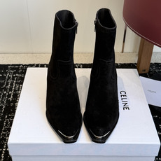 代购级 Celine 赛琳 26ss秋冬 复古粗跟 切尔西 尖头 铁扣短靴 塞琳这一季好看的款式真的是很多 比如这款军 代购级 Celine 赛琳 26ss秋冬 复古粗跟 切尔西 尖头 铁扣短靴 塞琳这一季好看的款式真的是很多 比如这款军