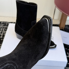 代购级 Celine 赛琳 26ss秋冬 复古粗跟 切尔西 尖头 铁扣短靴 塞琳这一季好看的款式真的是很多 比如这款军 代购级 Celine 赛琳 26ss秋冬 复古粗跟 切尔西 尖头 铁扣短靴 塞琳这一季好看的款式真的是很多 比如这款军
