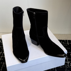 代购级 Celine 赛琳 26ss秋冬 复古粗跟 切尔西 尖头 铁扣短靴 塞琳这一季好看的款式真的是很多 比如这款军 代购级 Celine 赛琳 26ss秋冬 复古粗跟 切尔西 尖头 铁扣短靴 塞琳这一季好看的款式真的是很多 比如这款军