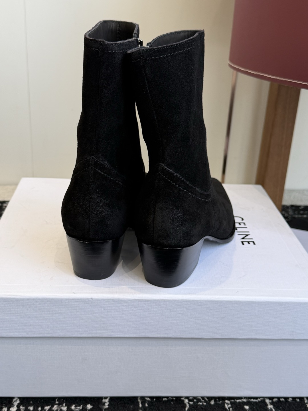 代购级 Celine 赛琳 26ss秋冬 复古粗跟 切尔西 尖头 铁扣短靴 塞琳这一季好看的款式真的是很多 比如这款军 代购级 Celine 赛琳 26ss秋冬 复古粗跟 切尔西 尖头 铁扣短靴 塞琳这一季好看的款式真的是很多 比如这款军