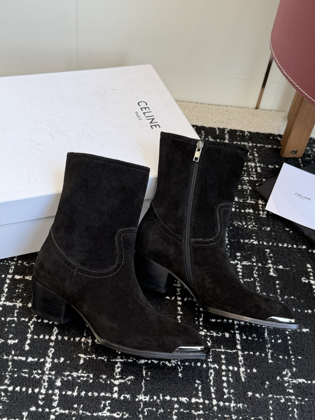代购级 Celine 赛琳 26ss秋冬 复古粗跟 切尔西 尖头 铁扣短靴 塞琳这一季好看的款式真的是很多 比如这款军 代购级 Celine 赛琳 26ss秋冬 复古粗跟 切尔西 尖头 铁扣短靴 塞琳这一季好看的款式真的是很多 比如这款军