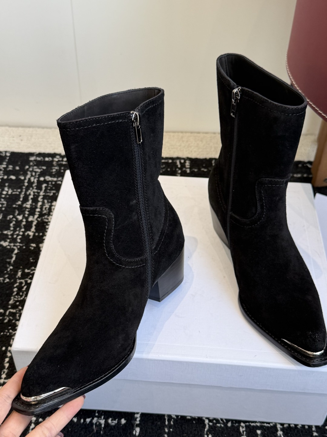 代购级 Celine 赛琳 26ss秋冬 复古粗跟 切尔西 尖头 铁扣短靴 塞琳这一季好看的款式真的是很多 比如这款军 代购级 Celine 赛琳 26ss秋冬 复古粗跟 切尔西 尖头 铁扣短靴 塞琳这一季好看的款式真的是很多 比如这款军