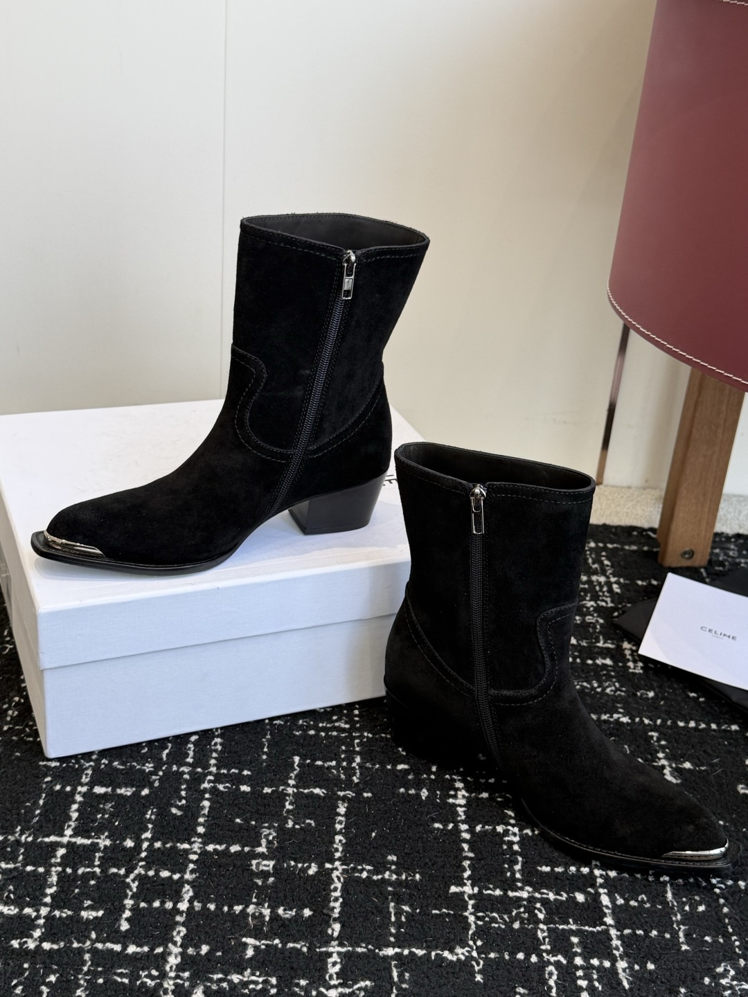 代购级 Celine 赛琳 26ss秋冬 复古粗跟 切尔西 尖头 铁扣短靴 塞琳这一季好看的款式真的是很多 比如这款军 代购级 Celine 赛琳 26ss秋冬 复古粗跟 切尔西 尖头 铁扣短靴 塞琳这一季好看的款式真的是很多 比如这款军
