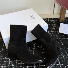 代购级 Celine 赛琳 26ss秋冬 复古粗跟 切尔西 尖头 铁扣短靴 塞琳这一季好看的款式真的是很多 比如这款军 代购级 Celine 赛琳 26ss秋冬 复古粗跟 切尔西 尖头 铁扣短靴 塞琳这一季好看的款式真的是很多 比如这款军