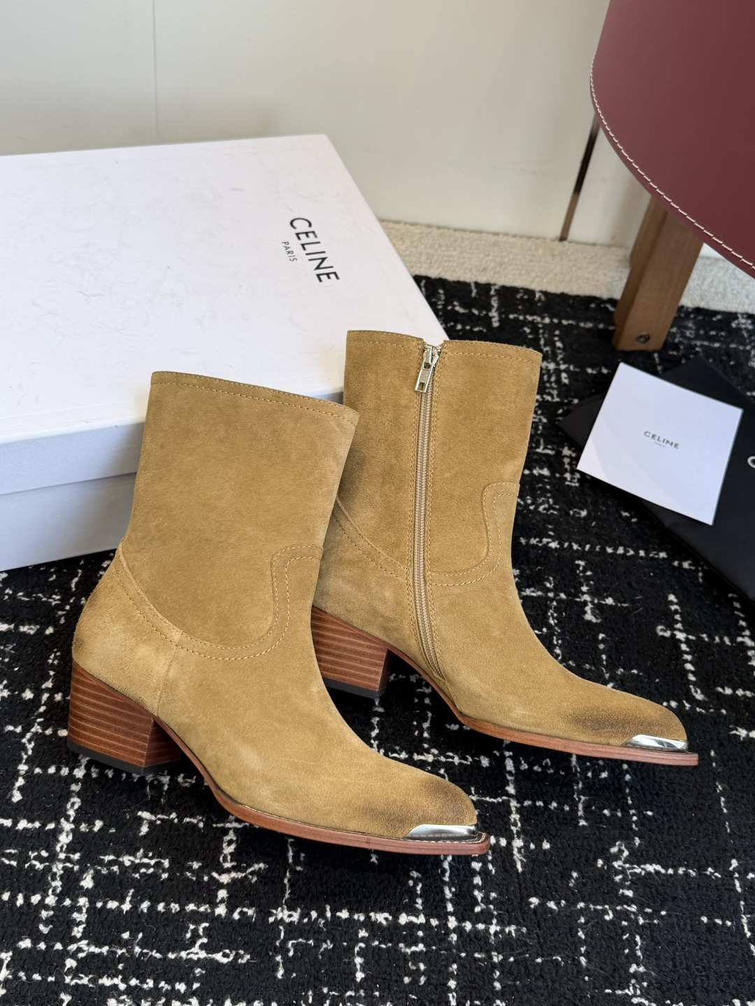 代购级 Celine 赛琳 26ss秋冬 复古粗跟 切尔西 尖头 铁扣短靴 塞琳这一季好看的款式真的是很多 比如这款军 代购级 Celine 赛琳 26ss秋冬 复古粗跟 切尔西 尖头 铁扣短靴 塞琳这一季好看的款式真的是很多 比如这款军