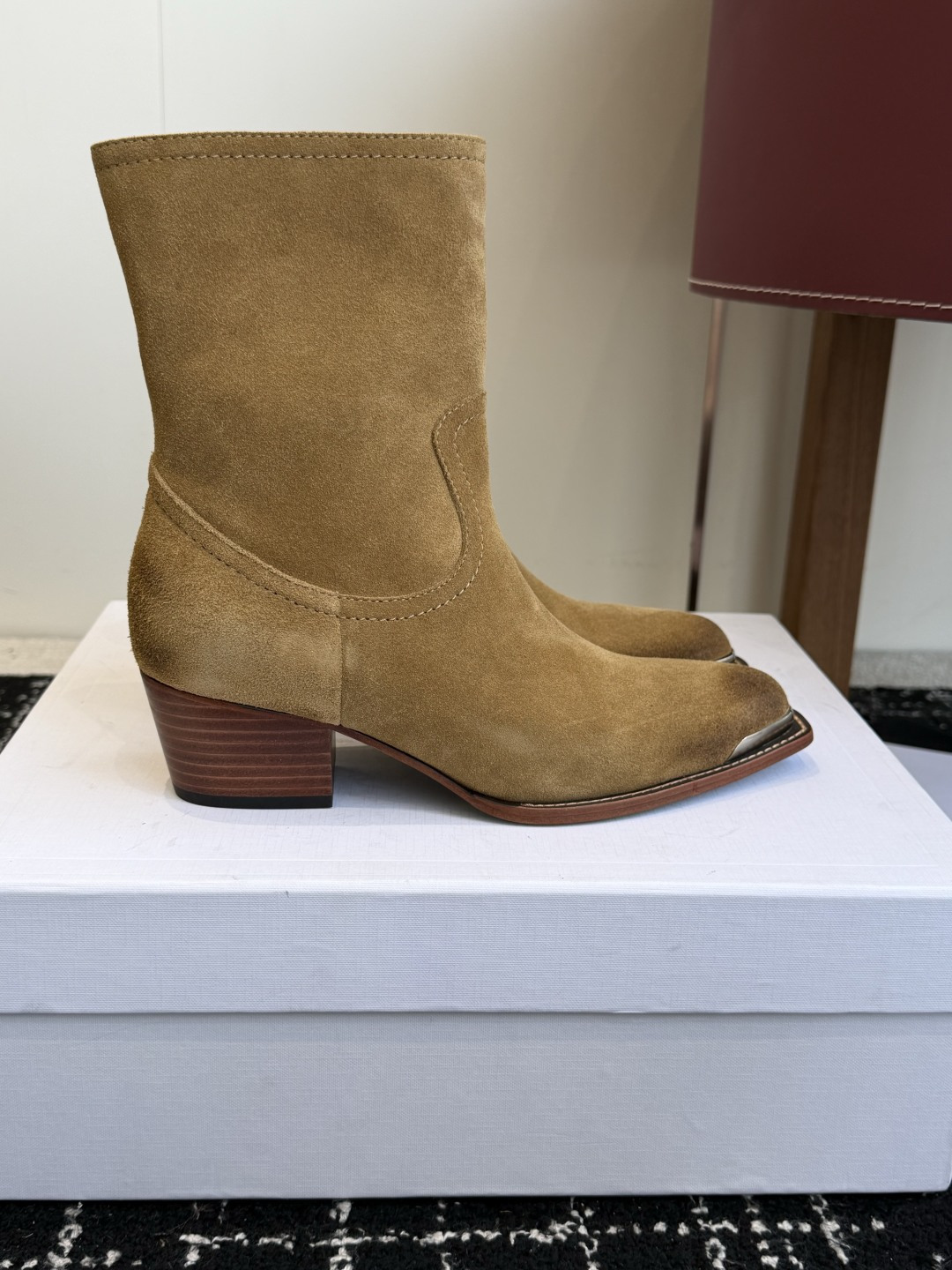 代购级 Celine 赛琳 26ss秋冬 复古粗跟 切尔西 尖头 铁扣短靴 塞琳这一季好看的款式真的是很多 比如这款军 代购级 Celine 赛琳 26ss秋冬 复古粗跟 切尔西 尖头 铁扣短靴 塞琳这一季好看的款式真的是很多 比如这款军
