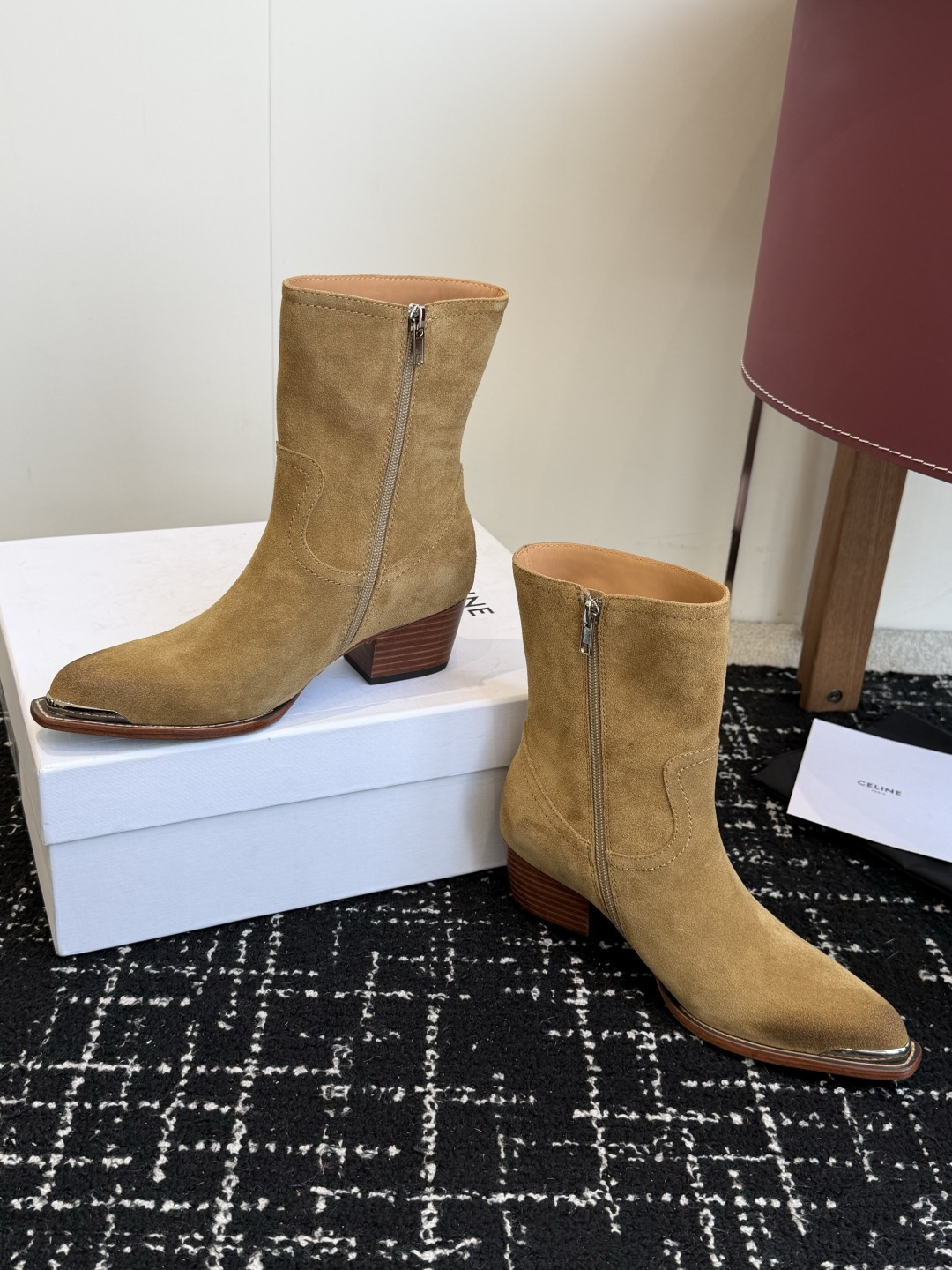 代购级 Celine 赛琳 26ss秋冬 复古粗跟 切尔西 尖头 铁扣短靴 塞琳这一季好看的款式真的是很多 比如这款军 代购级 Celine 赛琳 26ss秋冬 复古粗跟 切尔西 尖头 铁扣短靴 塞琳这一季好看的款式真的是很多 比如这款军