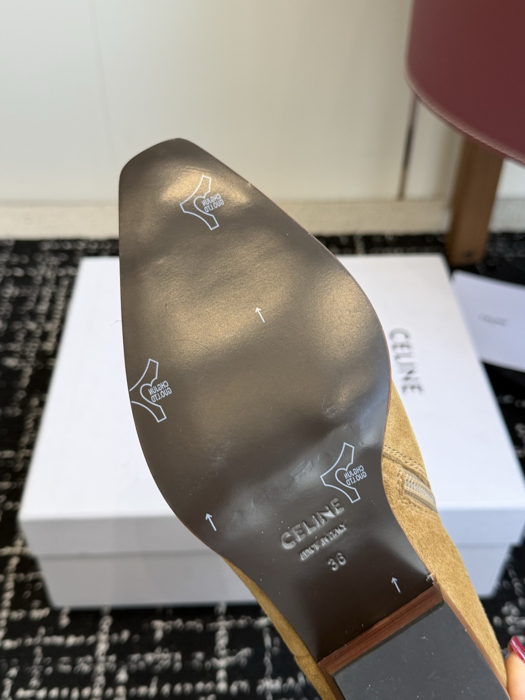 代购级 Celine 赛琳 26ss秋冬 复古粗跟 切尔西 尖头 铁扣短靴 塞琳这一季好看的款式真的是很多 比如这款军 代购级 Celine 赛琳 26ss秋冬 复古粗跟 切尔西 尖头 铁扣短靴 塞琳这一季好看的款式真的是很多 比如这款军