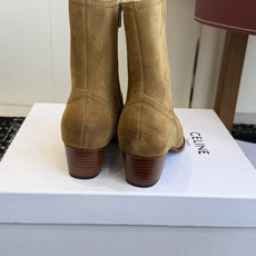 代购级 Celine 赛琳 26ss秋冬 复古粗跟 切尔西 尖头 铁扣短靴 塞琳这一季好看的款式真的是很多 比如这款军 代购级 Celine 赛琳 26ss秋冬 复古粗跟 切尔西 尖头 铁扣短靴 塞琳这一季好看的款式真的是很多 比如这款军