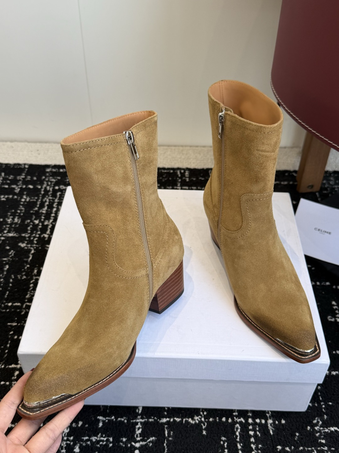 代购级 Celine 赛琳 26ss秋冬 复古粗跟 切尔西 尖头 铁扣短靴 塞琳这一季好看的款式真的是很多 比如这款军 代购级 Celine 赛琳 26ss秋冬 复古粗跟 切尔西 尖头 铁扣短靴 塞琳这一季好看的款式真的是很多 比如这款军