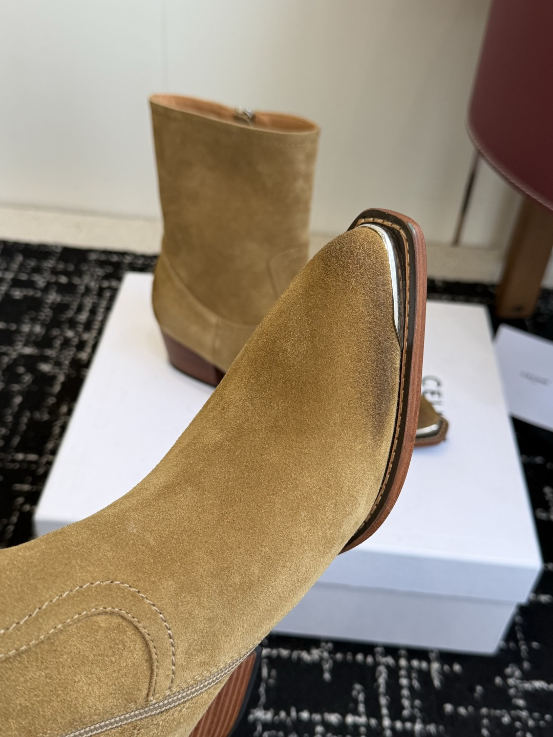 代购级 Celine 赛琳 26ss秋冬 复古粗跟 切尔西 尖头 铁扣短靴 塞琳这一季好看的款式真的是很多 比如这款军 代购级 Celine 赛琳 26ss秋冬 复古粗跟 切尔西 尖头 铁扣短靴 塞琳这一季好看的款式真的是很多 比如这款军