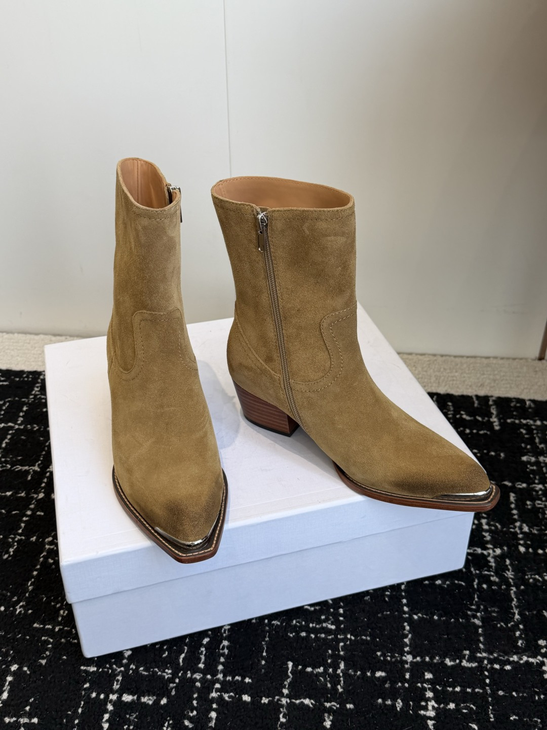 代购级 Celine 赛琳 26ss秋冬 复古粗跟 切尔西 尖头 铁扣短靴 塞琳这一季好看的款式真的是很多 比如这款军 代购级 Celine 赛琳 26ss秋冬 复古粗跟 切尔西 尖头 铁扣短靴 塞琳这一季好看的款式真的是很多 比如这款军