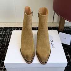 代购级 Celine 赛琳 26ss秋冬 复古粗跟 切尔西 尖头 铁扣短靴 塞琳这一季好看的款式真的是很多 比如这款军 代购级 Celine 赛琳 26ss秋冬 复古粗跟 切尔西 尖头 铁扣短靴 塞琳这一季好看的款式真的是很多 比如这款军