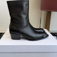 代购级 Celine 赛琳 26ss秋冬 复古粗跟 切尔西 尖头 铁扣短靴 塞琳这一季好看的款式真的是很多 比如这款军 代购级 Celine 赛琳 26ss秋冬 复古粗跟 切尔西 尖头 铁扣短靴 塞琳这一季好看的款式真的是很多 比如这款军